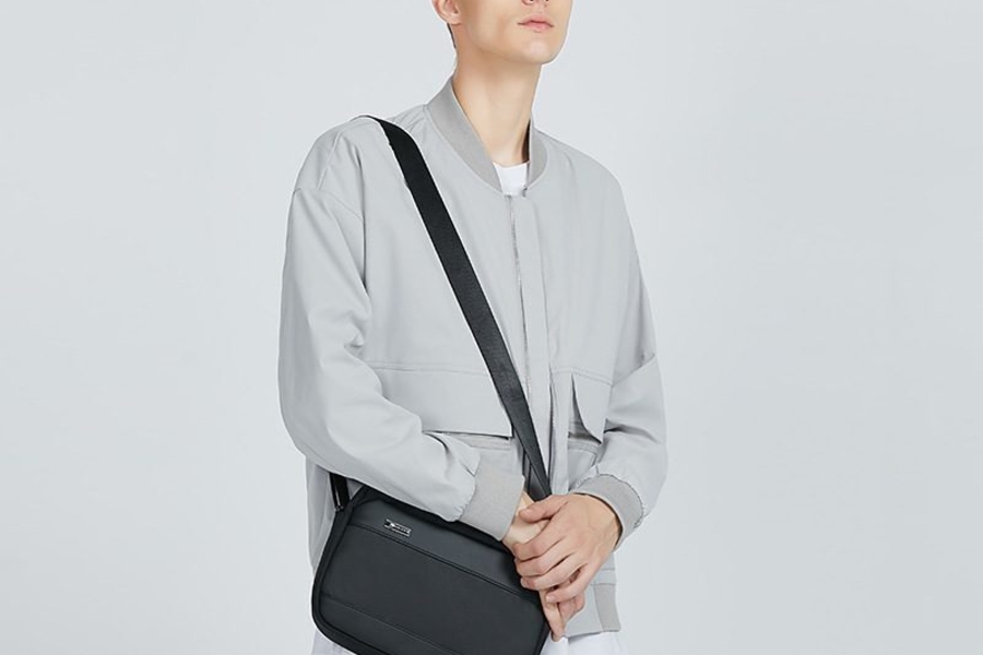 Túi đeo chéo jean với chất liệu vải bền bỉ và thời trang