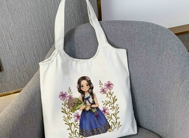 Vẽ túi vải độc đáo với hình vẽ tay trên bề mặt túi